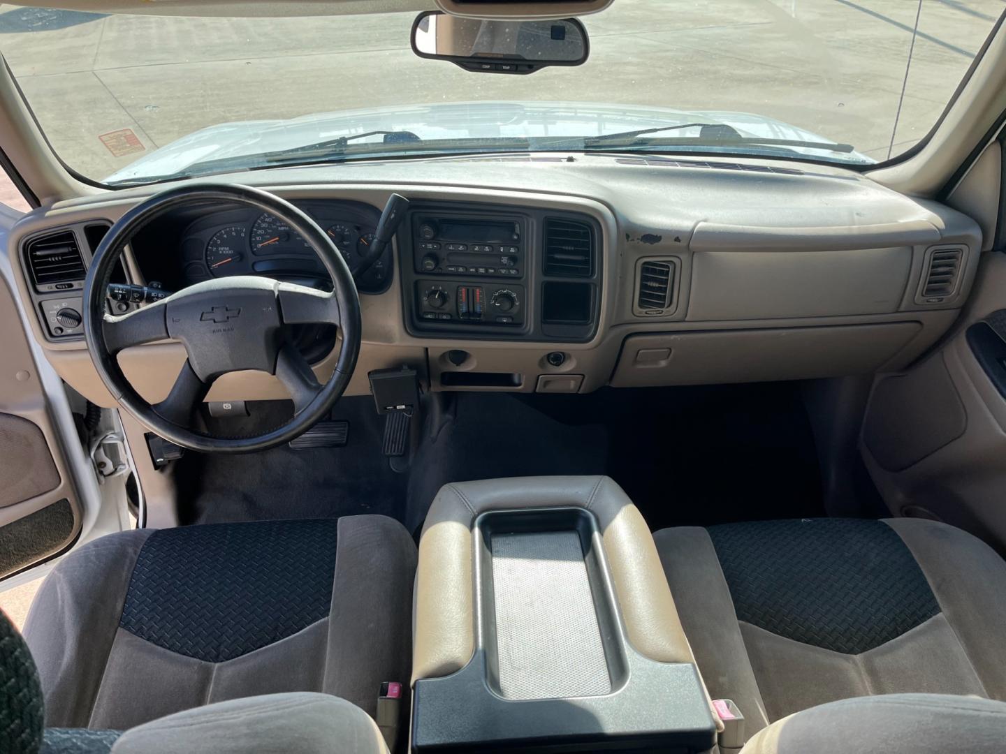 2004 white /gray Chevrolet Avalanche 1500 2WD (3GNEC12T84G) with an 5.3L V8 OHV 16V engine, 4-Speed Automatic Overdrive transmission, located at 14700 Tomball Parkway 249, Houston, TX, 77086, (281) 444-2200, 29.928619, -95.504074 - Photo#10